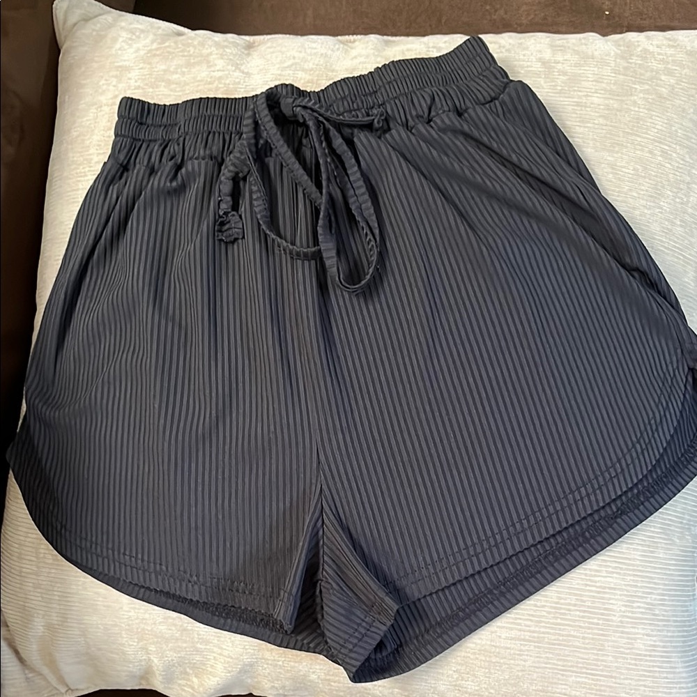 SHEIN Black Athletic Shorts with Lightweight Fabric and Curved Hem